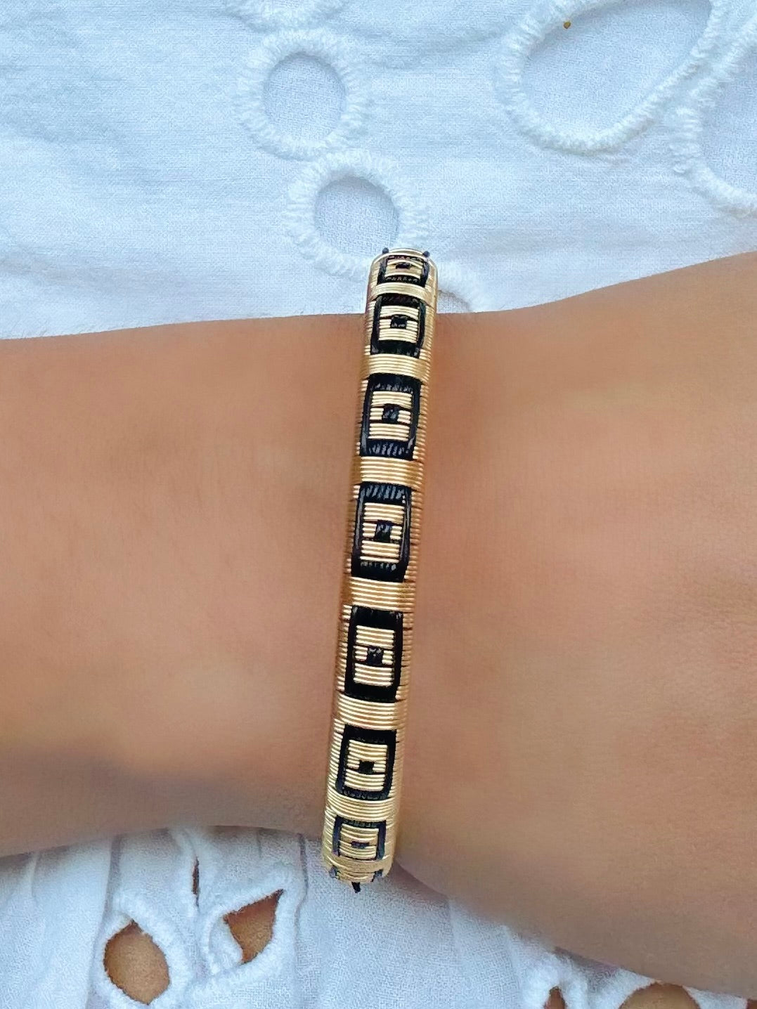 “Ojo” Delicate Bangle