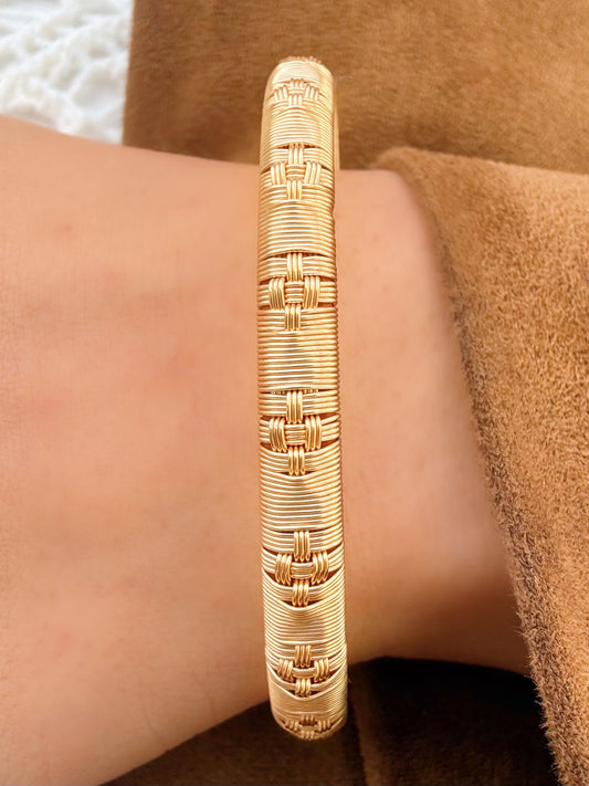 “Paz” Delicate Bangle